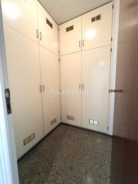 Foto 253b0fc7-adef-4588-b03d-7dd3a931910f. Pis amb xemeneia calefacció aparcament a Barri del Centre Terrassa