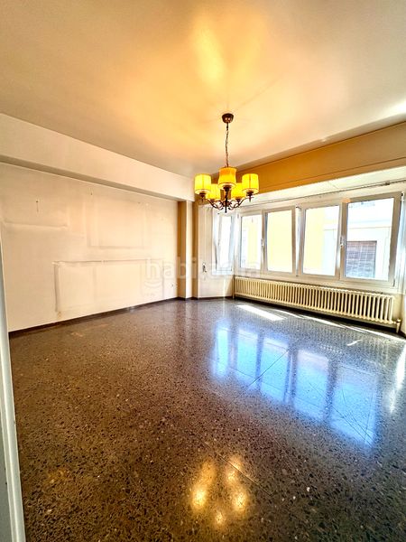 Foto 2da6bc04-6a04-40cd-8c06-8ecaf43a4d23. Pis amb xemeneia calefacció aparcament a Barri del Centre Terrassa