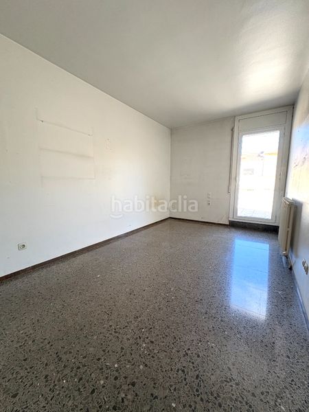 Foto 3caff34a-03c6-4c53-96b4-595520913a29. Pis amb xemeneia calefacció aparcament a Barri del Centre Terrassa