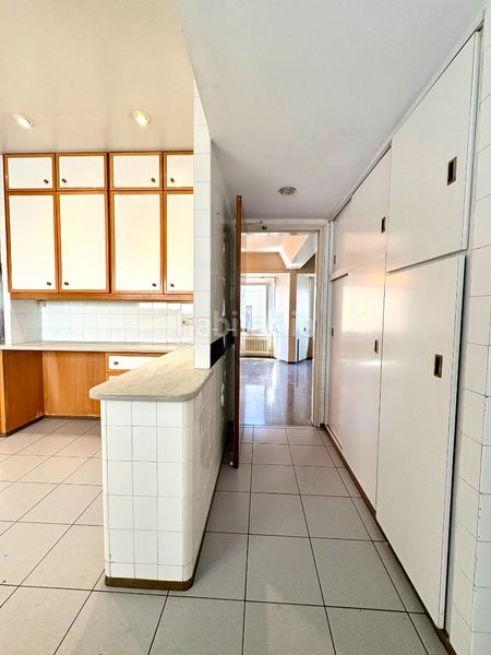 Foto 90075bc1-d581-4951-92dd-b2ce960c9979. Pis amb xemeneia calefacció aparcament a Barri del Centre Terrassa