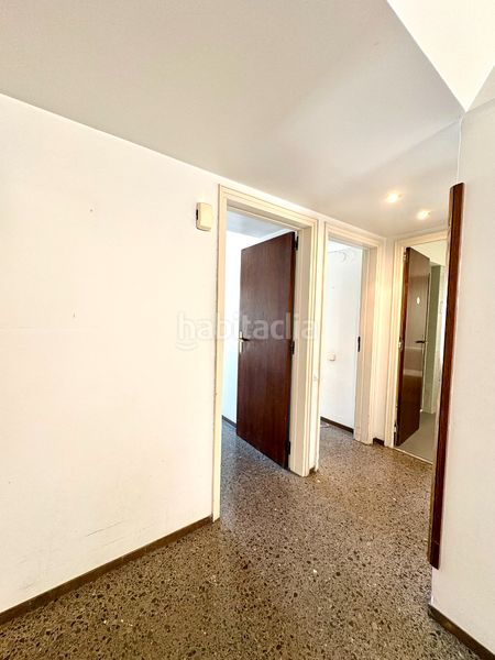 Foto 9ac00689-e130-465a-85f2-18303d91a653. Pis amb xemeneia calefacció aparcament a Barri del Centre Terrassa