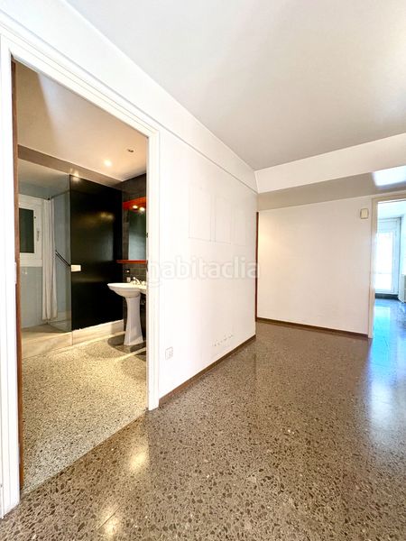 Foto 9b9b4194-7041-4e0c-8557-65c7d11d6a58. Pis amb xemeneia calefacció aparcament a Barri del Centre Terrassa