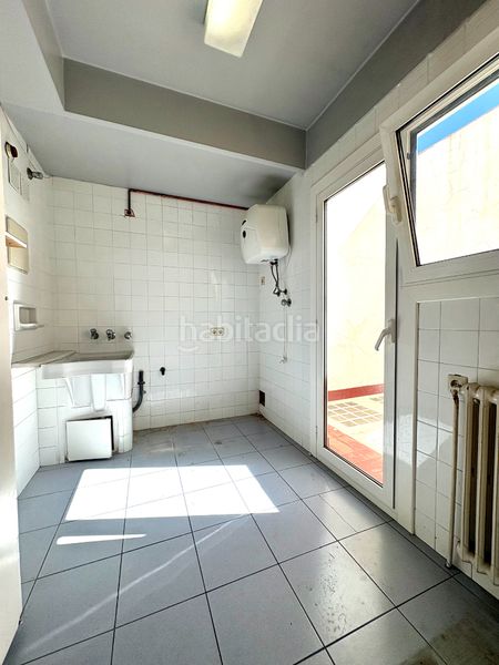 Foto 9ba717a3-3dfe-450f-9fa4-28bff055b90a. Pis amb xemeneia calefacció aparcament a Barri del Centre Terrassa