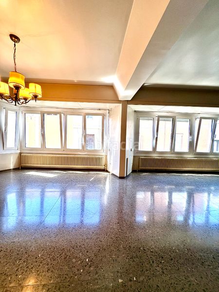 Foto a4126c20-658e-45e9-a463-b4f632762967. Pis amb xemeneia calefacció aparcament a Barri del Centre Terrassa