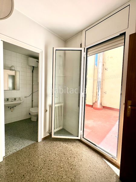 Foto a43d38f2-ff5a-4fcf-aa39-0653396e126c. Pis amb xemeneia calefacció aparcament a Barri del Centre Terrassa