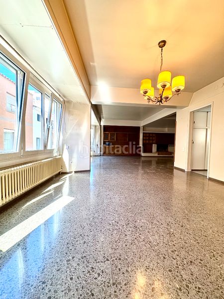 Foto ad9cd366-a019-4808-9e79-9a32a017130f. Pis amb xemeneia calefacció aparcament a Barri del Centre Terrassa