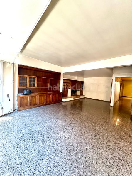 Foto ae749399-b218-4954-883d-4250b7e58bcb. Pis amb xemeneia calefacció aparcament a Barri del Centre Terrassa