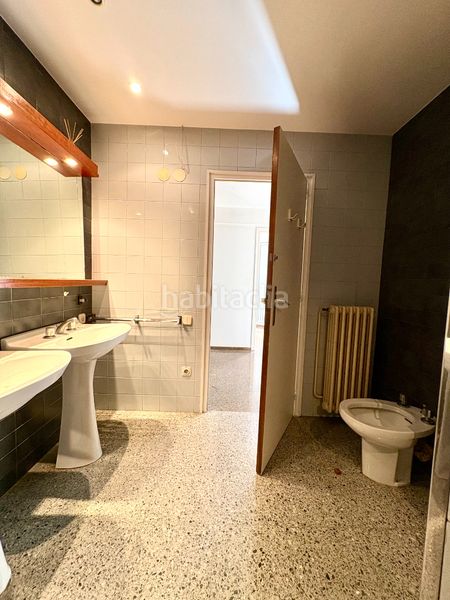 Foto b03065ff-810c-47f2-9e83-2d9e46503508. Pis amb xemeneia calefacció aparcament a Barri del Centre Terrassa