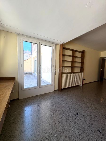 Foto b6a2876f-fce7-4792-917c-aecb4d94201e. Pis amb xemeneia calefacció aparcament a Barri del Centre Terrassa