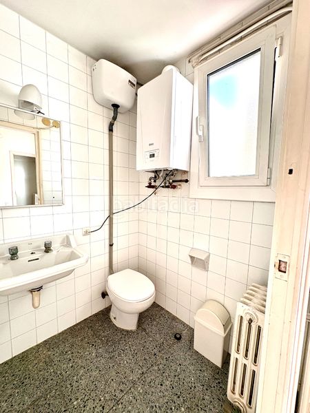 Foto c1db29df-ac40-4e57-93cd-e96410ebc17f. Pis amb xemeneia calefacció aparcament a Barri del Centre Terrassa