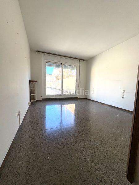 Foto cf066441-fb33-4c8a-8421-8485b7a827b3. Pis amb xemeneia calefacció aparcament a Barri del Centre Terrassa