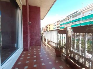 Appartement  Avinguda de josep tarradellas. Zona de can boada. piso de 4habs. + 2lav. + balcó. necessita ref