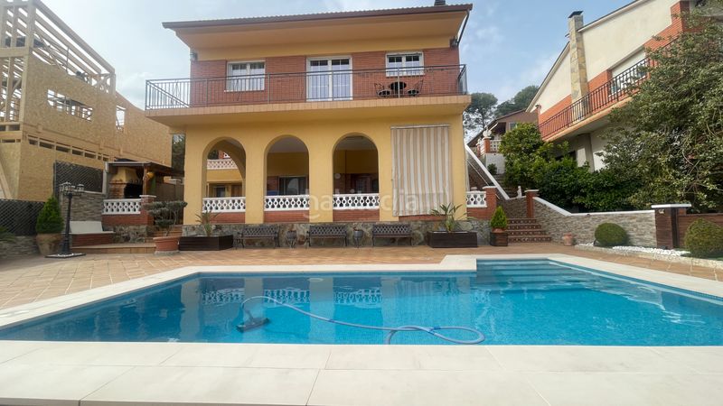 Foto 341516f8-3667-44b3-9c89-f6f1070634cc. Xalet amb xemeneia calefacció aparcament piscina a Rubí