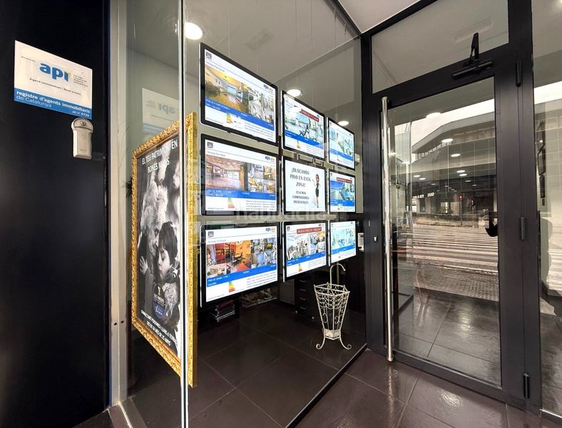 Foto 8eb922bc-9974-4939-8033-457984f51d38. Xalet amb xemeneia calefacció aparcament piscina a Rubí