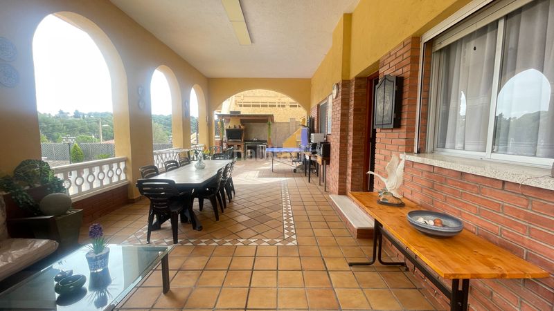 Foto a3126f8e-a1e6-49bf-9c6d-98b66d824e7c. Xalet amb xemeneia calefacció aparcament piscina a Rubí