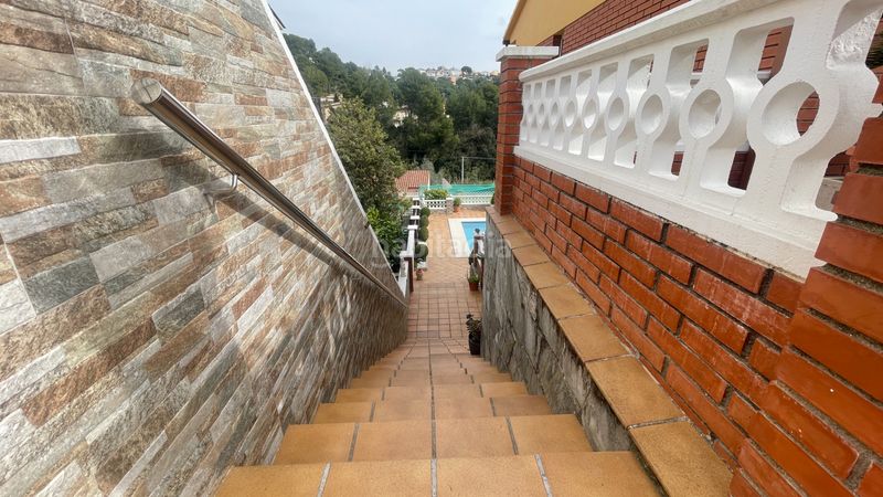 Foto d765f45b-0dd1-4194-abd8-71ad33cdf1ae. Xalet amb xemeneia calefacció aparcament piscina a Rubí