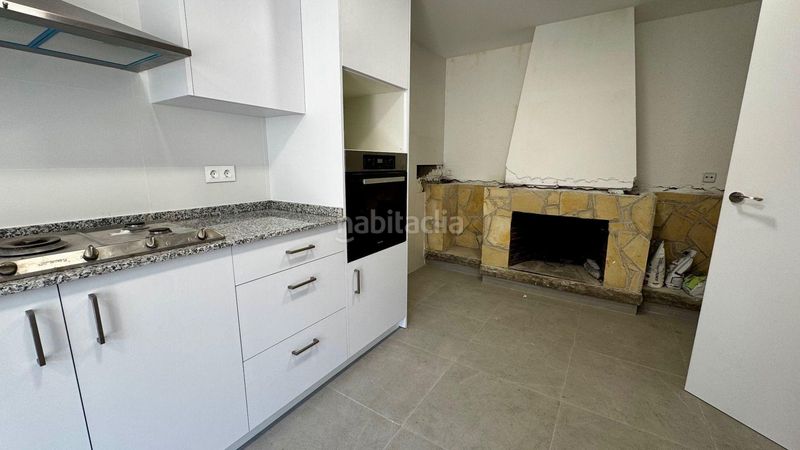 Foto 0a0bb2a0-db80-483d-8b43-5934f2d72056. Casa adossada amb xemeneia calefacció aparcament a Terrassa