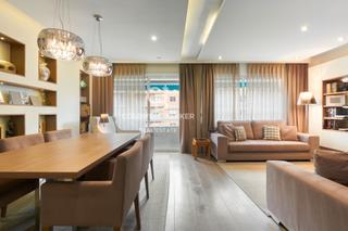 Pis  Avinguda de madrid. Piso de 4 habitaciones con parking y trastero en les corts