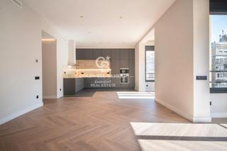 Pis  Gran via de les corts catalanes. Piso de 4 habitaciones reformado a estrenar,  en venta en dreta
