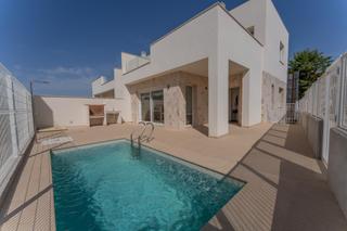 Xalet en Hondn de las Nieves. Villas sostenibles de lujo en hondn de las nieves con piscina,