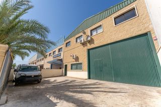 Industrial building in Pedanías Este. Venta de nave en poligono industrial. totalmente equipada, contr