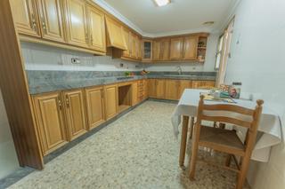 Flat in Plaza Crevillente - Antiguos Juzgados - El Asilo. Exclusiva oportunidad amplio piso de 4 dormitorios junto univers
