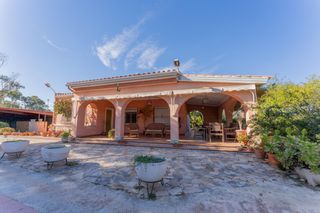Chalet in El Altet. Chalet con piscina a 5 min de la playa en el altet  parcela priv