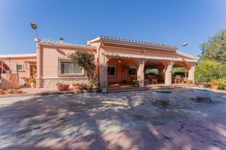 Chalet in El Altet. Chalet con piscina a 5 min de la playa en el altet  parcela priv