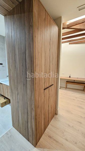 Foto 6d258175-cb87-427d-aa15-4997e2c16e3f. Àtic amb xemeneia calefacció aparcament a Almagro Madrid