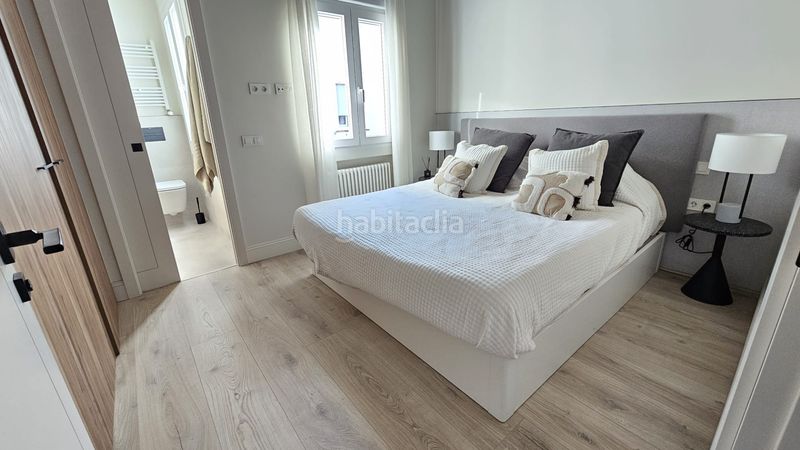 Foto dfe4dd76-5e21-41b3-a634-f3dd95bce416. Àtic amb xemeneia calefacció aparcament a Almagro Madrid