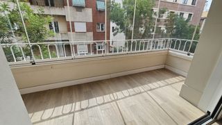 Pis  Calle de castelló. Amplio piso reformado exterior con terraza y plaza de garaje