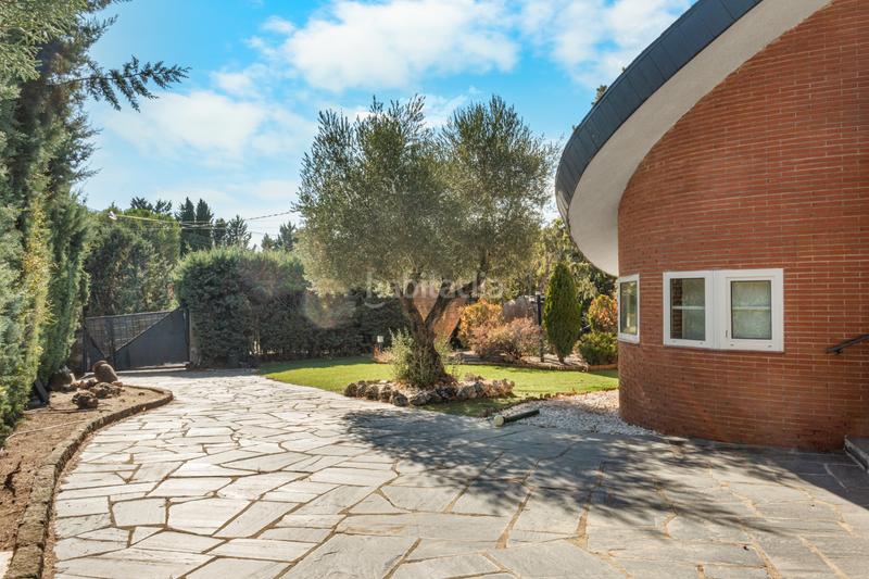 Foto c19f6bc9-47a6-46d0-86f3-f1a03218de70. Chalet in calle el berzalejo 15 in Hoyo de Manzanares