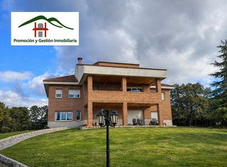 Chalet in Avenida la berzosa 8