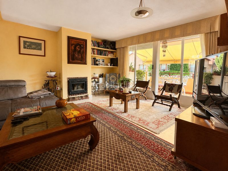 Foto b12b6755-e10e-49cc-8246-b17eb75bbb68. Casa aparellada a calle del cedro 55 a Los Robles Torrelodones