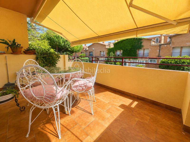 Foto b3ee376c-c490-463a-8f20-7287ae3c85f7. Casa aparellada a calle del cedro 55 a Los Robles Torrelodones