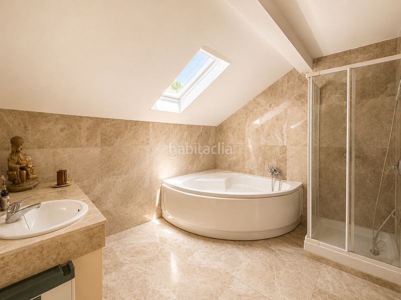 Foto 4f2fd677-e4de-47d0-a649-eb4823b417e7. Towny house in calle del cedro 55 in Los Robles Torrelodones
