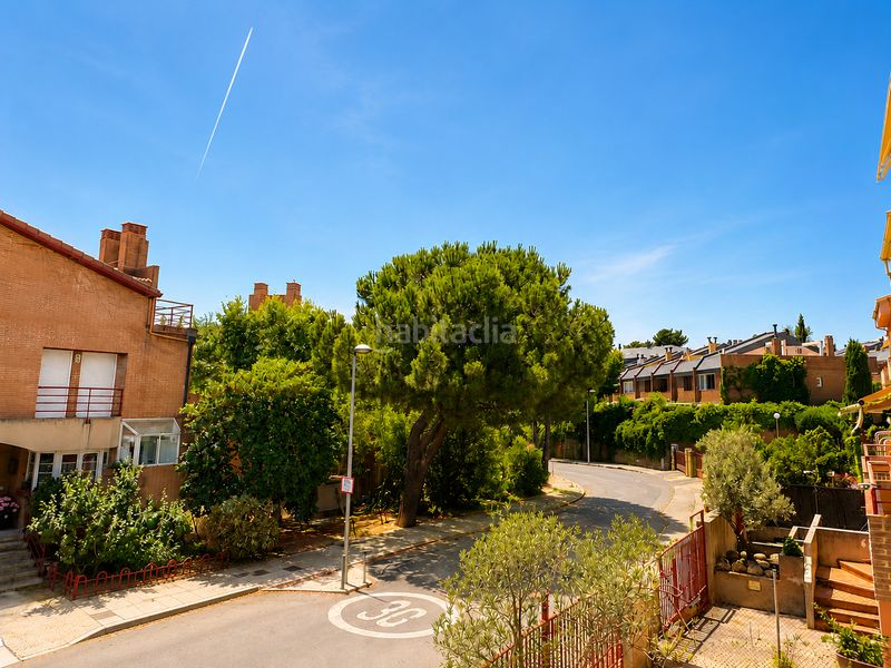 Foto 9d62537e-f67b-4264-b980-cdd3338d86a1. Towny house in calle del cedro 55 in Los Robles Torrelodones