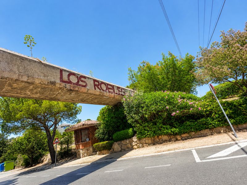 Foto e884c7e3-58a2-4df0-8478-0886c7646190. Towny house in calle del cedro 55 in Los Robles Torrelodones
