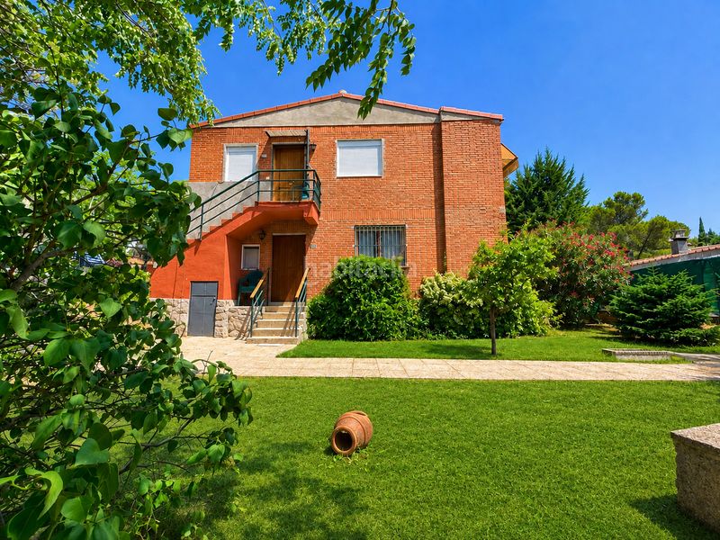 Foto 01839529-a43c-43f3-8b75-963321fecbf7. Casa adossada a calle zarrazin 7 a Hoyo de Manzanares