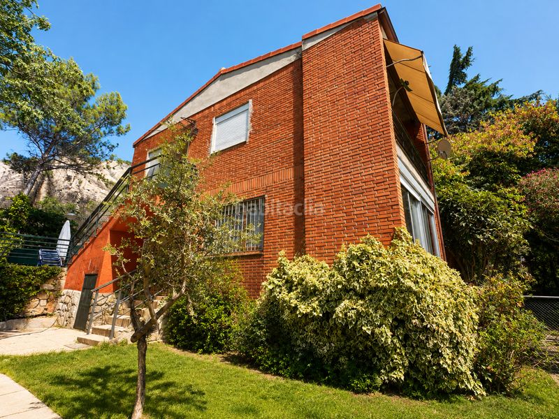 Foto 709795f3-fc75-463e-b5f7-79702865e460. Casa adossada a calle zarrazin 7 a Hoyo de Manzanares