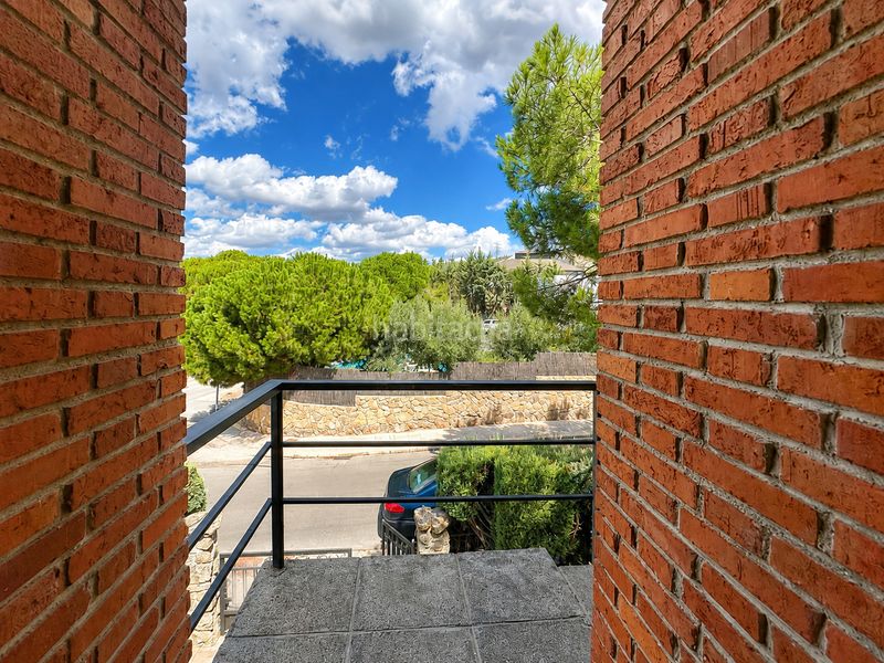 Foto 78f3e827-8729-4797-a7f1-123f140a55dc. Casa aparellada a calle del arra 54 a Hoyo de Manzanares