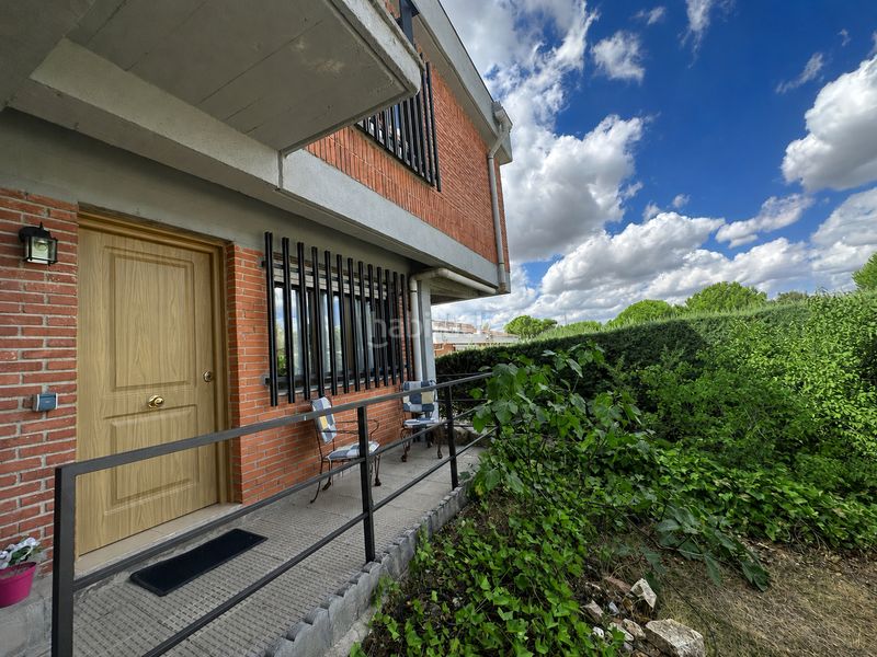 Foto a042736d-c24a-417e-a062-abceb20620d2. Casa aparellada a calle del arra 54 a Hoyo de Manzanares