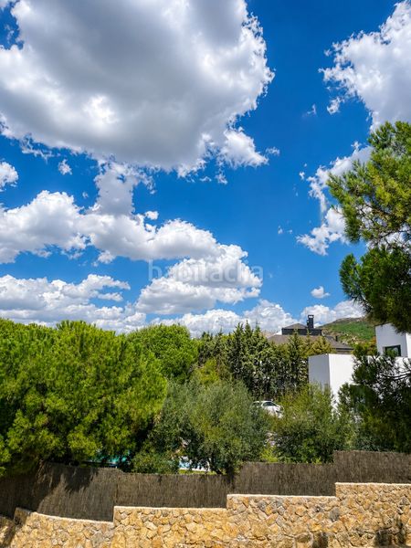 Foto bfd3d14a-6c2a-42f5-8370-88f2cf42f587. Casa aparellada a calle del arra 54 a Hoyo de Manzanares