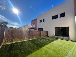 Maison à Joan fuste i ortells 30. Casa adosada en venta en sant sadurní danoia