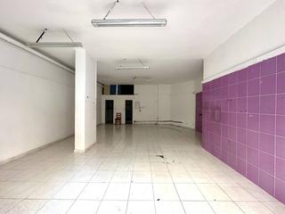 Local Comercial a Antoni mestres jané 37. Local en venta en les clotes