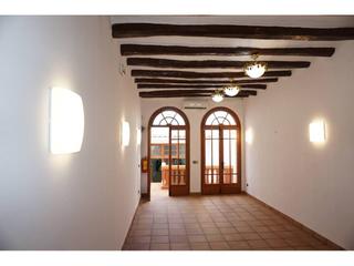 Casa  Montserrat. Casa y cava en el centro