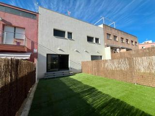 Casa en Joan fuste i ortells 30. Casa adosada en venta en sant sadurní danoia
