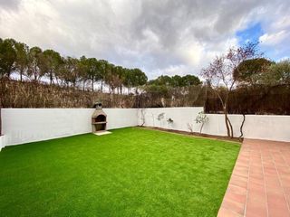 Rent Flat  Calle joan casanovas. Piso de 3 habitaciones con jardín privado