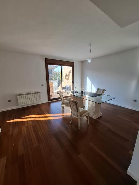 Foto 9840090a-0a20-4db1-86be-61dbda6879f6. Casa aparellada amb calefacció aparcament a Centro Villaviciosa de Odón