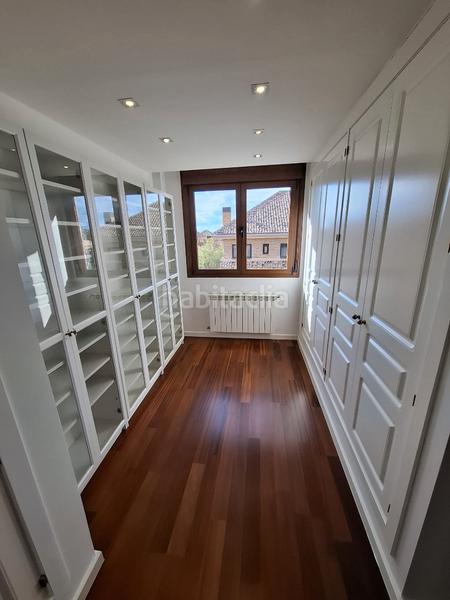 Foto cbf2d07d-a4b0-4443-afce-71a0fddfc7d2. Casa aparellada amb calefacció aparcament a Centro Villaviciosa de Odón